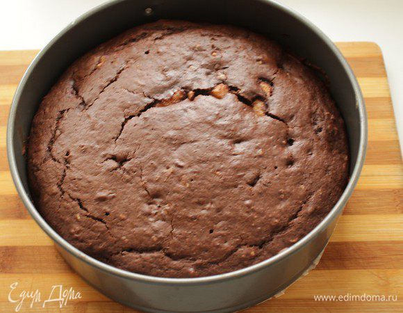 Поставить в разогретую до 180С духовку и выпекать около 40 минут. Готовность пирога  определить деревянной шпажкой. 