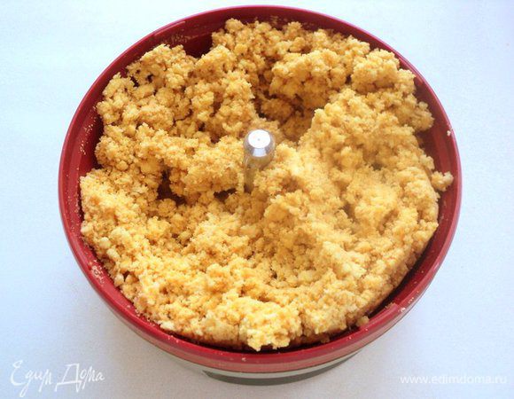 Печенье измельчить в блендере в крошку. Затем добавить порезанное кусочками сливочное масло и еще раз смешать блендером с крошкой печенья.