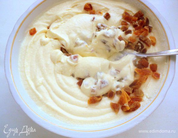 В мягкий творог добавить сахар, ванильный сахар, сметану, яйца и смешать блендером в однородную гладкую массу. Затем добавить пудинг, манку, перемешать. Курагу запарить на 2-3 минуты горячей водой, затем порезать маленькими кусочками. Добавить в творожную массу, перемешать.

