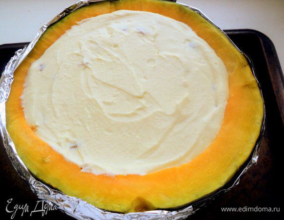 Выложить творожную массу в тыкву. Тыкву обернуть несколькими слоями фольги. 