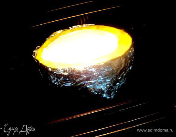 Выпекать в духовке при температуре 170 градусов 1.5 часа. На дно духовки поставить емкость с водой. Готовый чизкейк оставить в выключенной духовке на 1 час, затем охладить до комнатной температуры и выдержать в холодильнике 4 часа (лучше оставить на ночь). 