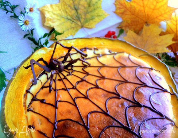 Украсить чизкейк паутинкой из растопленного шоколада с помощью бумажного корнетика. Паучок тоже из растопленного шоколада.