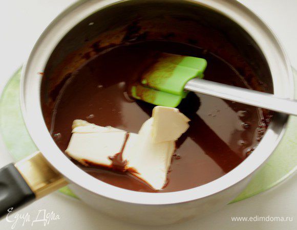 Влить оставшийся от груш коньяк(25 мл) перемешать и снять с огня. Добавить сливочное масло, хорошо размешать до шелковистости и немного охладить.
