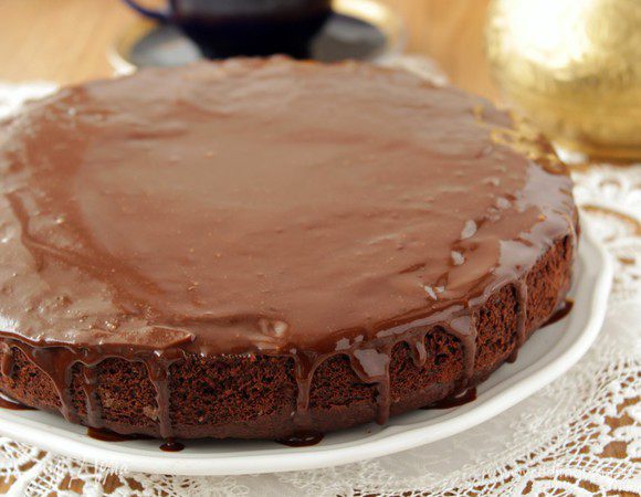 Покрыть пирог глазурью 