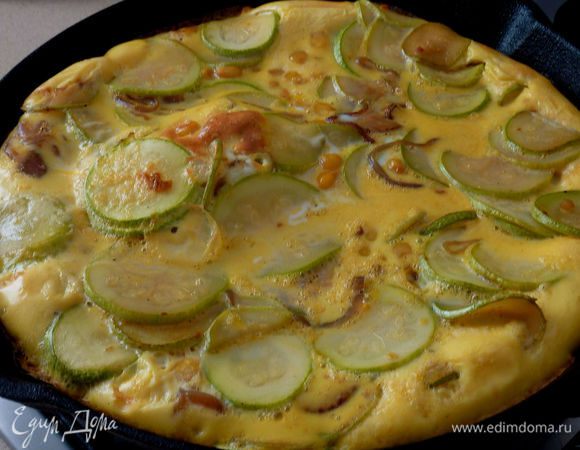 В миске взбить яйца с солью . Залить овощи яйцами , по держать на огне минуты 3 . 
