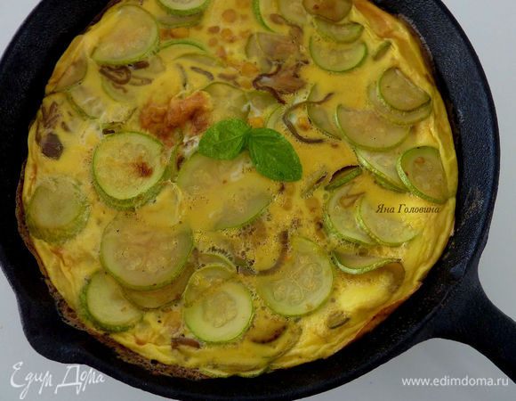 
Поставить сковороду в духовку минуты на 3 до готовности . 
Готовая фритата не много вздувается и покрывается золотистой корочкой . 