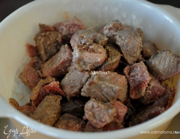 Говядину кусочками встряхнуть с мукой 1/2 стакана.
