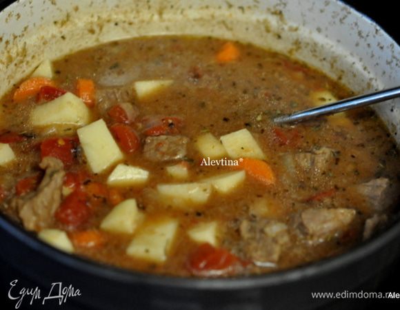 Обжарить на горячей сковороде с маслом со всех сторон. Переложить на блюдо.
Затем обжарить лук и чеснок. Добавим бульон, говядину, перловку,( у меня перловка быстрого приготовления , поэтому я добавила ее в самом конце). Закроем крышкой и готовим 45 мин.