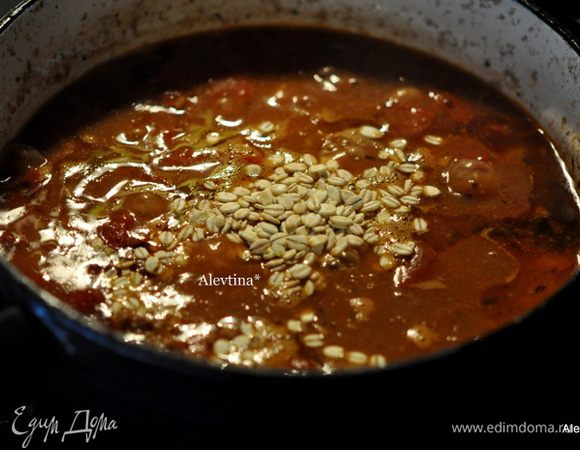 Добавим черный перец,соль 1/2 ч.л, вустерширский соус, сухие специи, морковь, картофель , сельдерей. Закроем крышкой и тушим 1 час.
