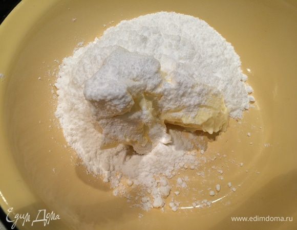 Размягченное сливочное масло смешать с сахарной пудрой. Взбить венчиком.
Добавить яйца. Массу хорошо перемешать.