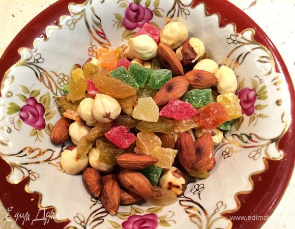 И цукаты (у меня ассорти из цукатов, изюм, немного миндаля и фундука).