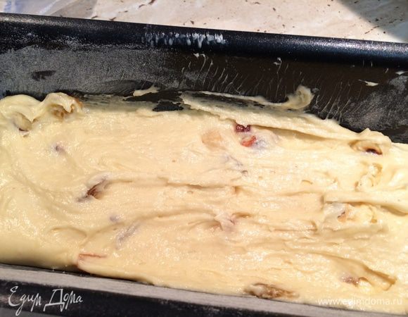 Форму для кекса смазать сливочным маслом и присыпать мукой (я использовала 2 формы, чтобы получить маленькие кексы).
Выложить тесто на 2/3 формы.
Выпекать при температуре 170 градусов 30 минут, а затем еще 15 минут при температуре 160 градусов.