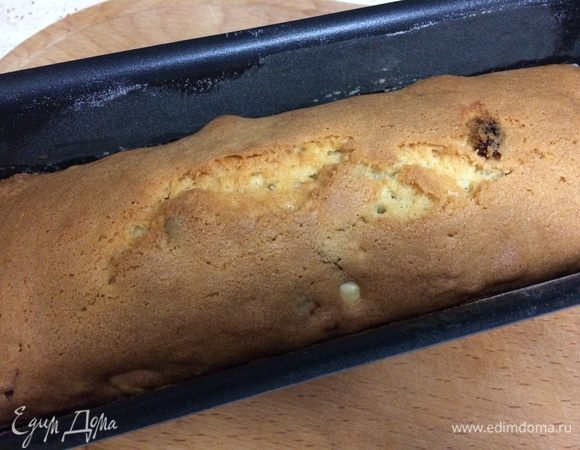 Приготовить сироп для пропитки: в сотейнике довести до кипения воду, сахар, стручок ванили. Добавить ром или коньяк. 
Пропитать горячий кекс горячим сиропом.