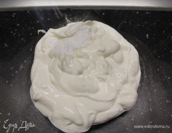 Сметану смешиваем с разрыхлителем.
Далее добавляем растопленное сливочное масло и перемешиваем до однородной массы.