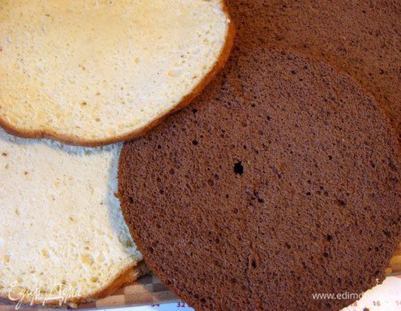  Коржи готовятся идентично, поэтому напишу как приготовить шоколадный, а в белом корже просто вместо какао нужно добавить ваниль и муки там на 10г больше (это указано в ингредиентах).
 Отделить белки от желтков. В желтки добавить половину сахара, в белки соль.
Белки взбить до крепкой пены, потом добавить сахар и взбивать пока он не растворится.
 Желтки взбить до состояния пышного крема.
 Соединить белки и желтки.
 Муку просеять вместе с какао-порошком, всыпать в яичную смесь, перемешать очень аккуратно.
 В последнюю очередь влить растопленное и охлажденное сливочное масло.
Форму смазать маслом, присыпать мукой.
 Я делала двойную дозу и выпекала 25 минут при 200*, тут время нужно значительно сократить (проверяйте готовность бисквита палочкой).
Коржи можно хранить несколько дней, их удобно приготовить заранее.
