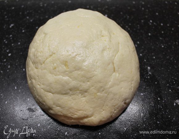 Замешиваем тесто и делим его на две равные части.
Тесто должно получиться мягким и легким.