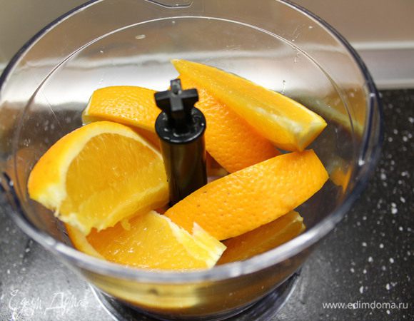 Апельсин нарезаем дольками и вместе с кожурой измельчаем в блендере.
