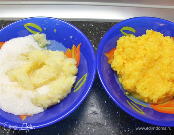 То же самое делаем с лимоном, но к нему ещё добавляем сахар и перемешиваем.