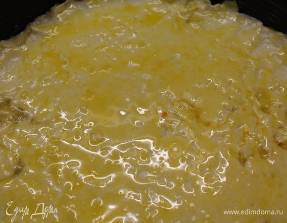 Сверху второй половиной теста накрываем наш пирог. Смазываем взбитым желтком для золотистой корочки.