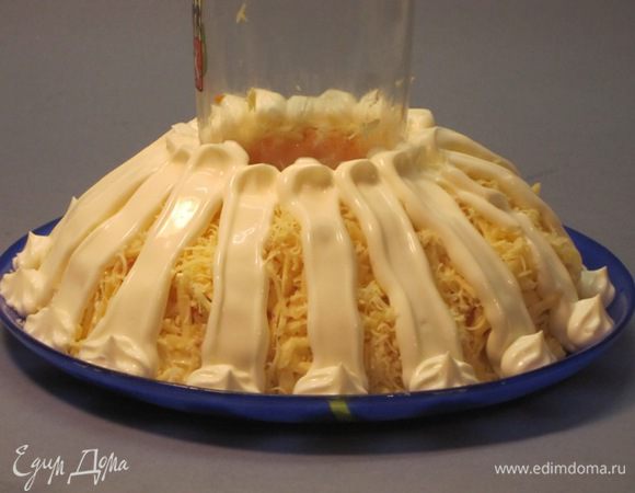 Украсить майонезом. Поставить в холодильник для пропитки минут на 40.