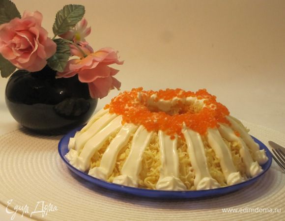 Перед подачей аккуратно убрать стакан. Украсить красной икрой.