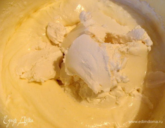  Развести желатин в воде, когда разбухнет, растопить на медленном огне, до полного растворения, не доводя до кипения, остудить.
 Вишню разморозить, слить сок (он тоже понадобится).
 Сливки взбить в пышную пену, добавить сахарную пудру, продолжая взбивать, потом соединить с рикоттой, 