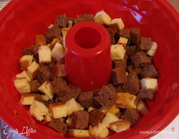  Коржи порезать кубиком.
 В форму выложить 1/3 часть бисквитных кубиков.
 Для того, чтобы в последствии вкус торта был более разнообразный, я советую в этой части использовать больше белых кубиков! Для чего, потом вы поймете сами)))
