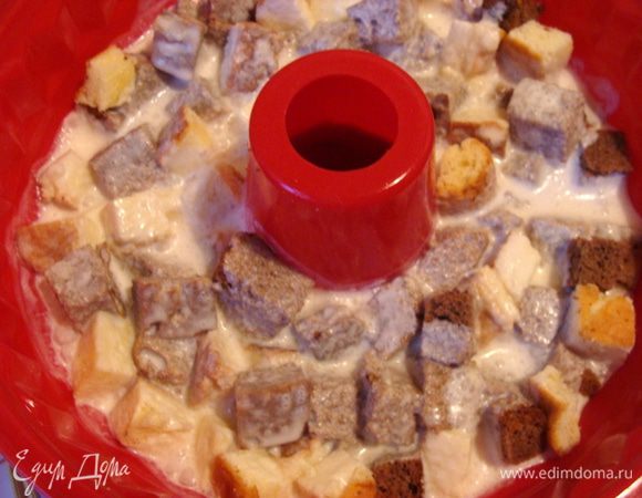 Полить кремом.
 Потом выложить часть вишни,