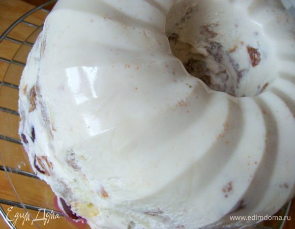 Выложить торт на стеклянное дно от разъемной формы и поставить на решетку.
Растопить масло с шоколадными каплями, добавить молоко. Количество молока регулируйте по своему усмотрению. Надо чтобы глазурь была жидкая.
