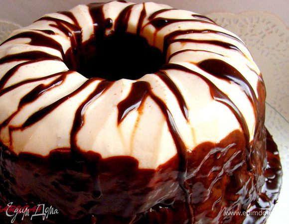Украсить торт можно конечно по своему усмотрению.
Теперь вспомните, что я советовала на дно формы положить больше кусочков белого бисквита! И обратите внимание, что торт я полила глазурью не полностью, оставив верхнюю часть белой! Это не только декоративный прием! Вкусовые ощущения будут тоже иные! Белая часть более нежная! А нижняя с шоколадом и вишней! Вишни ведь тоже нет в верхней части торта))) все продумано...