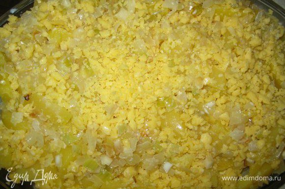 Этой смесью залить овощи, сверху посыпать оставшимся сыром и запекать 50-60 минут.