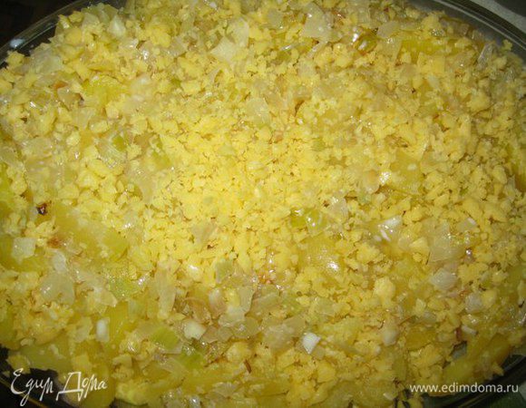 Этой смесью залить овощи, сверху посыпать оставшимся сыром и запекать 50-60 минут.