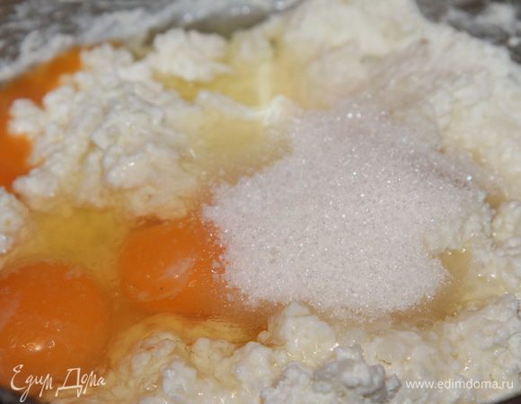 Добавляем яйца и сахар.