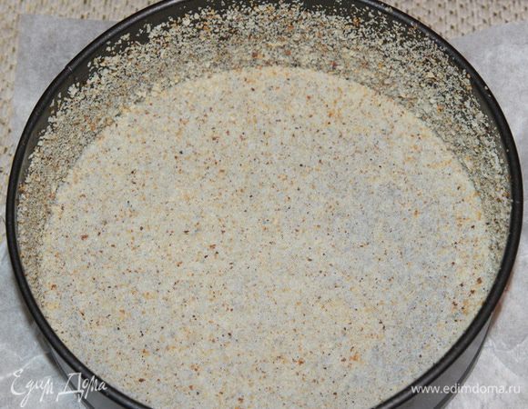 Форму диаметром 20 см смазываем сливочным маслом и посыпаем  панировочными сухарями.