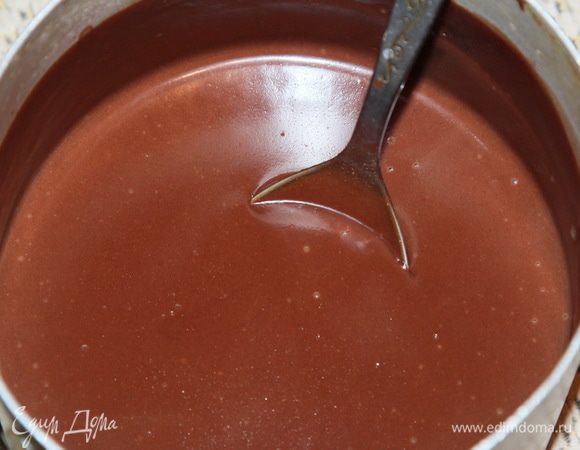 Агар-агар заливаем водой и размешиваем. Соединяем сливки и какао-порошок до однородной массы, ставим на огонь и доводим до кипения. Добавляем агар-агар и прогреваем до полного его растворения. На все приготовление уйдет минут 5-6.