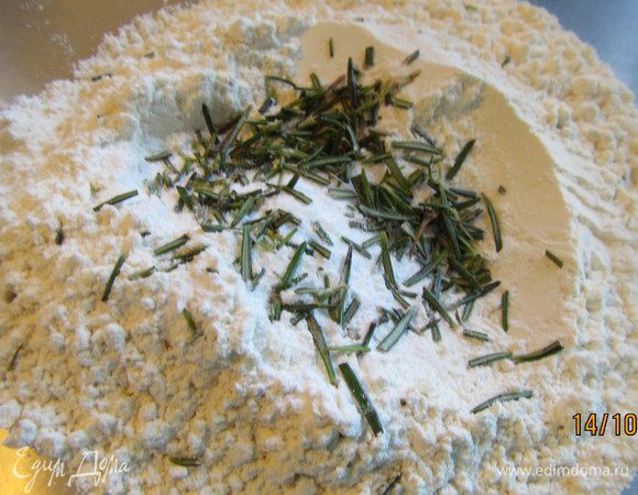 В большой миске смешиваем муку, разрыхлитель, рубленый розмарин и хорошую щепотку соли. 

