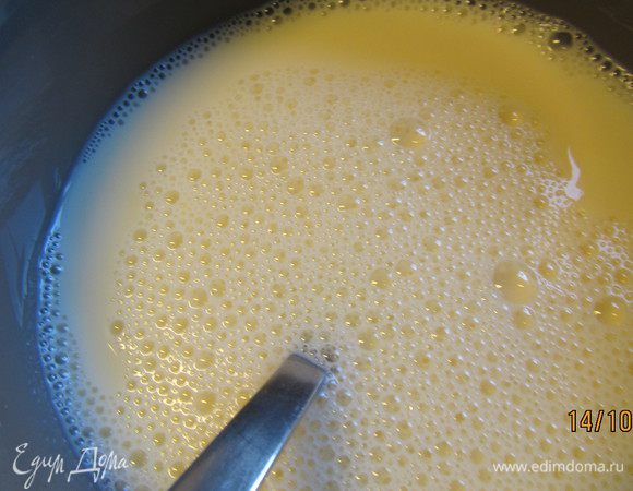 Яйцо взбиваем с молоком.