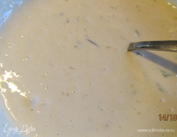 Делаем колодец в центре мучной смеси и добавляем жидкие ингредиенты и растопленное сливочное масло. Взбиваем венчиком до получения теста средней густоты. Отправляем его в холодильник, пока мы занимаемся остальными ингредиентами.

