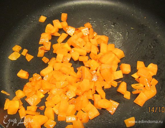 В сотейнике разогреваем небольшой кусочек сливочного масла и 1 ст.л. оливкового масла. Готовим порезанную мелкими кубиками тыкву до мягкости минут 10. В последние несколько минут слегка увеличиваем огонь, чтобы она слегка зазолотилась. Немного ее остужаем.

