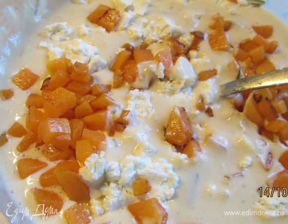 Добавляем ее в тесто, а также раскрошенный козий сыр. Перемешиваем.