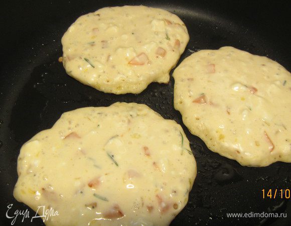 На сковороде разогреваем немного оливкового масла (около 1 ст.л.) и жарим наши оладушки. Тут в зависимости от размера, но примерно минуты по 3 с каждой стороны. 
