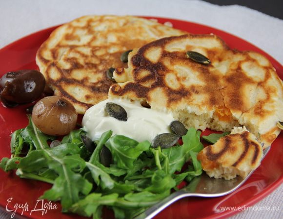 Подаем с салатом или сметаной по вкусу, посыпав тыквенными семечками. А еще, как предлагают в рецепте, сюда может подойти луковый конфитюр. Приятного аппетита)