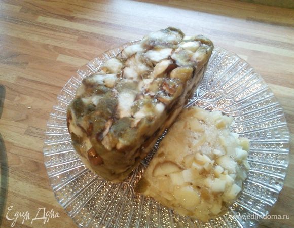 Грибы у Юлии в рецепте идут шампиньоны, у меня не оказалось и я решила заменить их на замороженные моховики. 