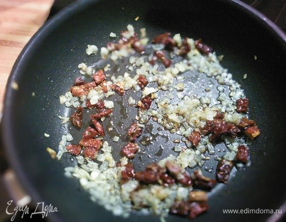 Лук мелко порезать и пассеровать на масле, в конце добавить нарезанные мелко томаты. 