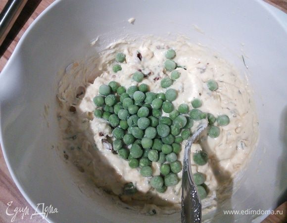 Яйцо смешать с кефиром и 4 ложками масла и быстренько соединить сухие ингредиенты с "мокрыми". Засыпать горошек. 