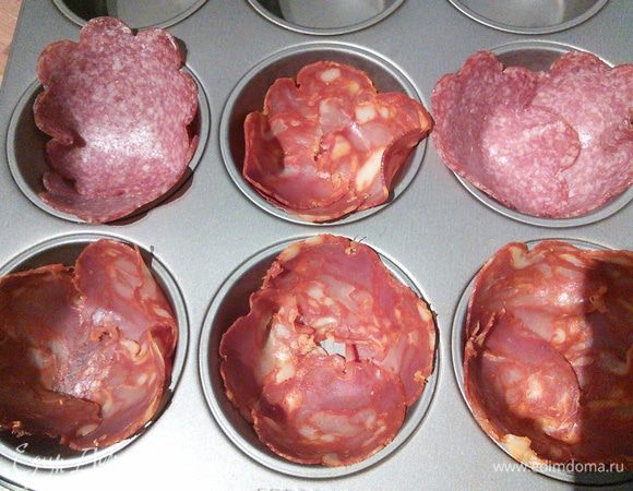 Форму выложить шайбами колбасы (желательно подходящего размера, у меня оказались маловатыми, поэтому несколько кружёчков) 