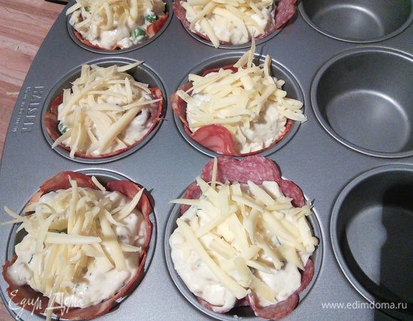 Наполнить тестом ( на 3/4, тесто немного подростет), посыпать оставшимся сыром и выпекать в разогретой до 180 ° духовке в режиме обдува( так указанной в оригинале, если его нет, увеличьте температуру до 190°) около 30 мин. Мне хватило 25, смотрите по своей духовке. 