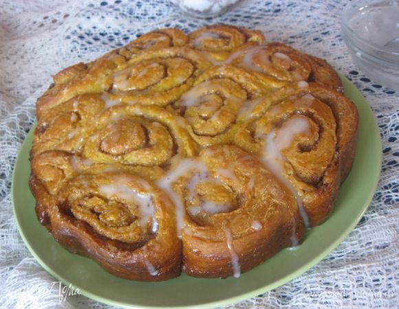 Теплый пирог полить сметанной глазурью и подавать)

Приятного чаепития:)