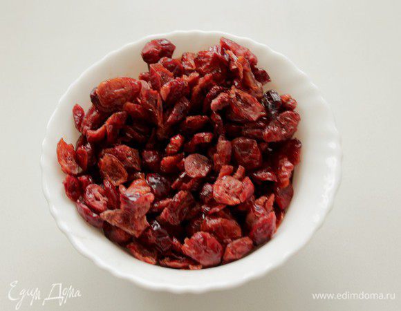 Клюкву  залить коньяком и оставить на 30-40 минут.