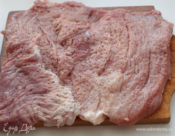 Положить мякоть свинины на доску.
Сделать  вдоль волокон надрез, не доходя до низа 1/2 см.
Раскрыть кусок мяса как книгу. Отбить.